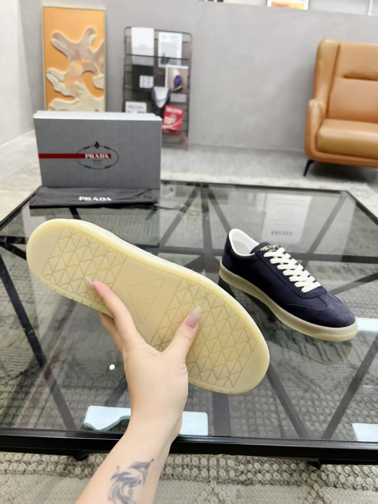 P360 Yuan 38-45 Prada Prada’s new men’s leather sports shoes, the highest version on the market, any comparison is welcome🆚! The original leather has excellent texture and is super high-end! Fetal sheep net lining imported from Italy, removable pad! Luxurious materials and fine workmanship, highly recommended!